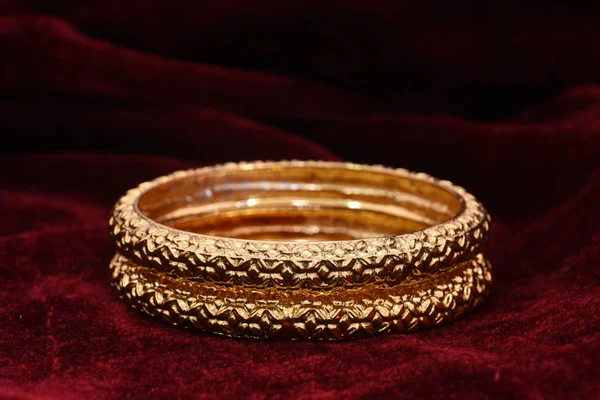 Schicke Designer Goldene Armbänder Armreifen Schmuck Nahaufnahme Makrobild Für Damenmode — Stockfoto