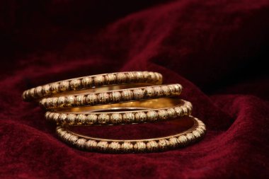 İster tasarımcı altın bilezik bilezik takı closeup makro görüntü kadın moda için /