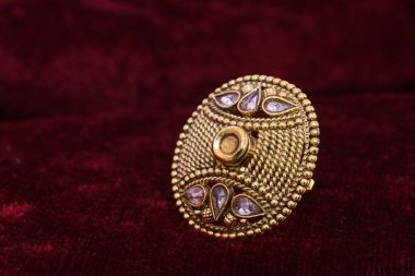 Süslü değerli mücevher tasarımcısı altın yüzük closeup makro görüntü kadın için kırmızı zemin üzerine