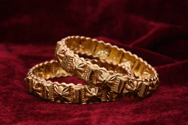 Schicke Designer Goldene Armbänder Armreifen Schmuck Nahaufnahme Makrobild Für Damenmode — Stockfoto