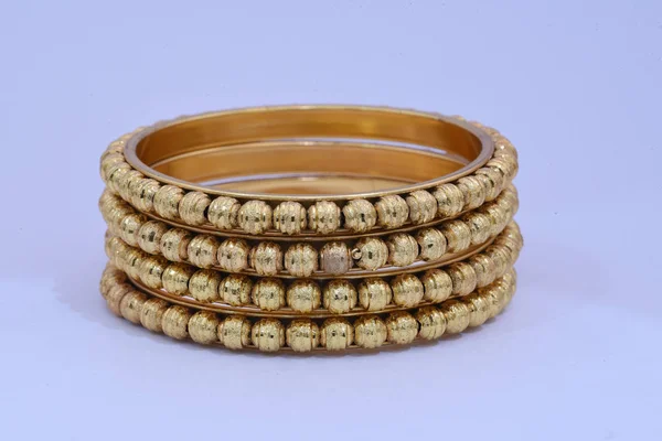 Schicke Designer Goldene Armbänder Armreifen Schmuck Nahaufnahme Makrobild Für Damenmode — Stockfoto