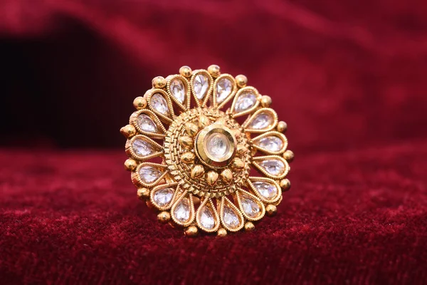 Luxusní Značkové Šperky Zlaté Prsten Detailní Makro Snímky Červeném Pozadí — Stock fotografie