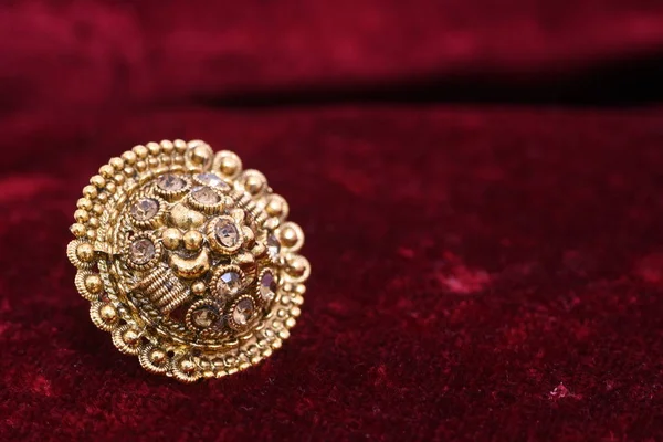 Fancy Designer Precious Jewelry Golden Ring Closeup Macro Image Red — Stock Photo, Image