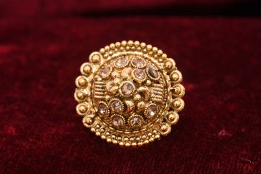 Süslü değerli mücevher tasarımcısı altın yüzük closeup makro görüntü kadın için kırmızı zemin üzerine