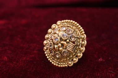 Süslü değerli mücevher tasarımcısı altın yüzük closeup makro görüntü kadın için kırmızı zemin üzerine