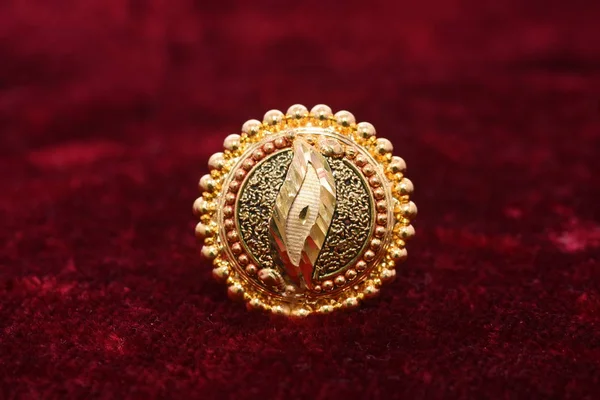 Fancy Designer Kostbare Sieraden Gouden Ring Close Macro Opname Rode — Stockfoto