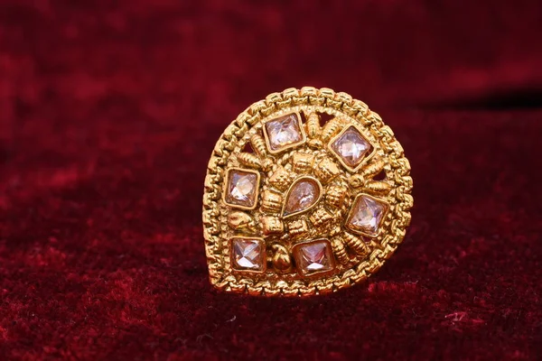 Φανταχτερό Πολύτιμα Κοσμήματα Σχεδιαστών Χρυσό Δαχτυλίδι Closeup Μακροεντολή Εικόνας Κόκκινο — Φωτογραφία Αρχείου