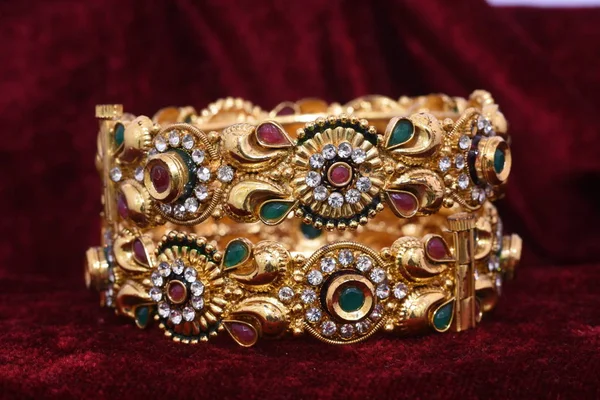 Schicke Designer Goldene Armbänder Armreifen Schmuck Nahaufnahme Makrobild Für Damenmode — Stockfoto