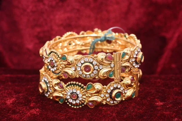 Schicke Designer Goldene Armbänder Armreifen Schmuck Nahaufnahme Makrobild Für Damenmode — Stockfoto