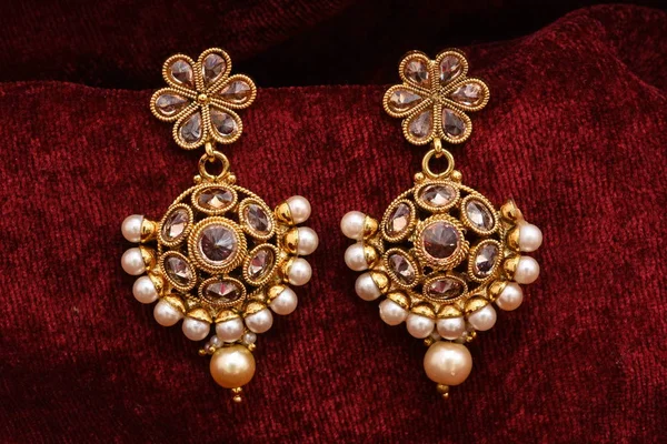 Paar Schicke Goldene Designer Ohrringe Nahaufnahme Makrobild Auf Rotem Hintergrund — Stockfoto