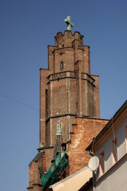 Güneşli bir günde Polonya, Gliwice 'deki en eski tapınak olan All Saints Kilisesi.