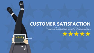 Müşteri hizmetleri illüstrasyonuna not veriyorum. Yerde oturan ve tableti kucağında tutan bir adam. Web sitesi değerlendirme ve değerlendirme konsepti. Düz vektör illüstrasyonu