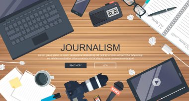 Bağımsız gazetecilik afişi. Masadaki gazeteciler için ekipman. Düz vektör illüstrasyonu