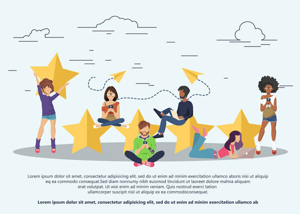 Концепция обратной связи, сообщения отзывов и уведомлений. Рейтинг по показателям обслуживания клиентов. Пять больших звезд с людьми, сидящими на них и дающими отзывы на их ноутбуках. Плоский вектор