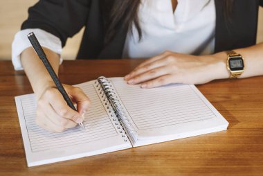 Kopya kitap ile kadının eller bir şey yazma, eğitim veya workig, seçici odak