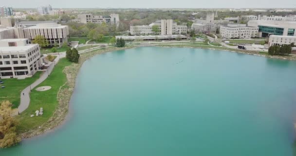 4K aérea de volar sobre un hermoso lago pequeño en el cennter de la ciudad — Vídeos de Stock