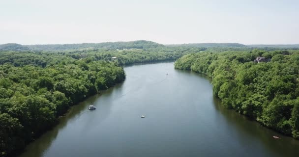 De rivier stroomt tussen forests. Lente bos, reflectie in water — Stockvideo