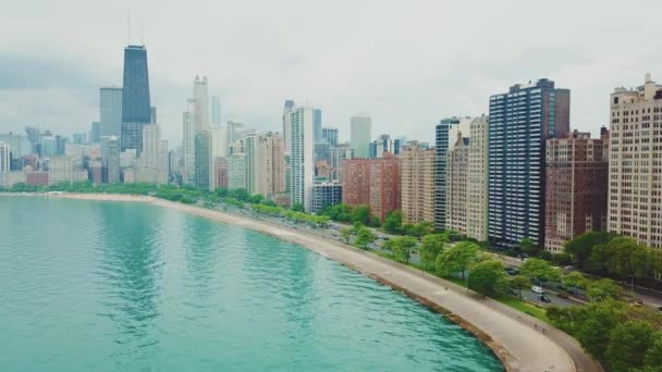 Chicago, Illinois Daytime aerial shot of downtown Chicago and Chicago Harbor. — Stock Video