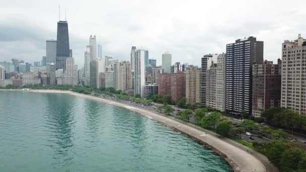 Chicago, Illinois Daytime aerial shot of downtown Chicago and Chicago Harbor. — Stock Video