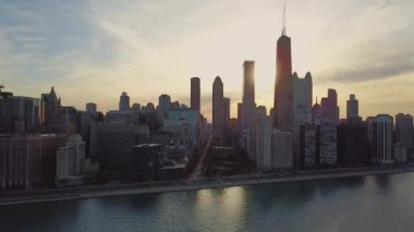 Hava günbatımı görünümünden bir Chicago Downtown Chicago, Illinois, ABD bölge bakan uçak