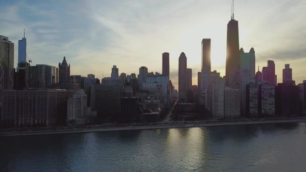 Vista aérea al atardecer de Chicago desde el avión no tripulado con vistas al centro de Chicago, Illinois, EE.UU. — Vídeo de stock