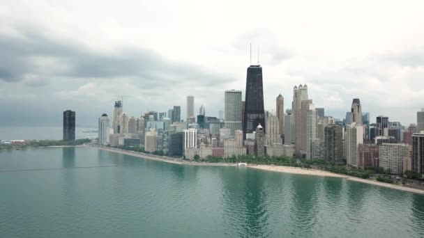 Zonsondergang luchtfoto van Chicago van de drone met uitzicht op Downtown District Chicago, Illinois, Usa — Stockvideo