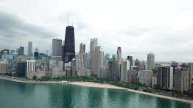 Hava waterfront görüntülemek Michigan Gölü gündoğumu ve popüler Chicago bina downtown Chicago, Illinois, ABD