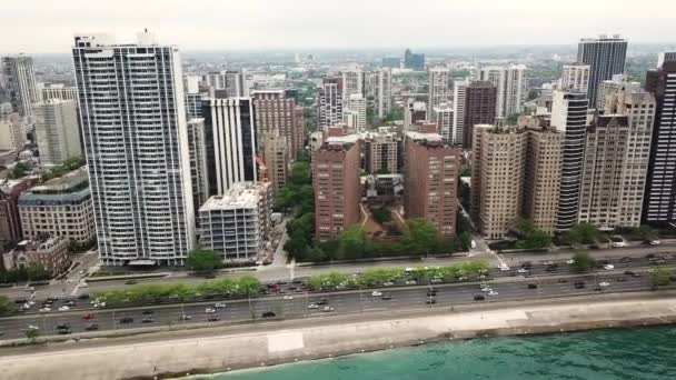 Vista aérea de la costa Lago Michigan amanecer y edificios populares de Chicago en el centro de Chicago, Illinois, EE.UU. — Vídeo de stock