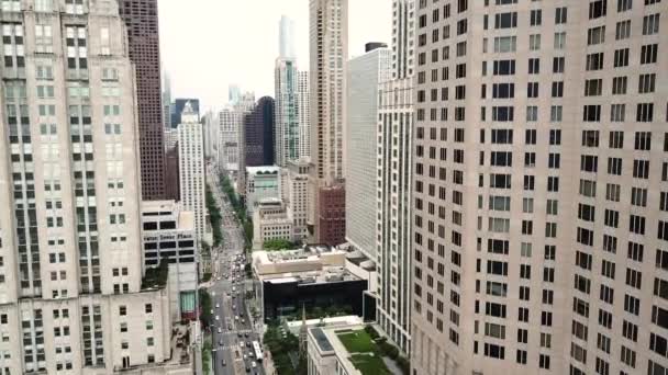 Letecké video z Chicaga mezi budovami — Stock video