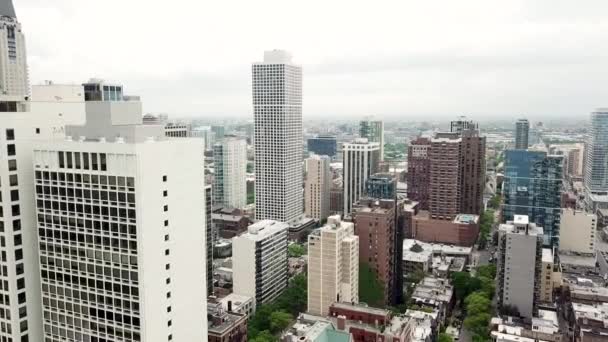 Aerial video of Chicago Illinois between buildings — Stock Video