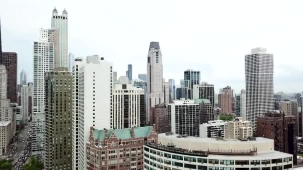 Аэровидео Чикаго Иллинойс между зданиями — стоковое видео