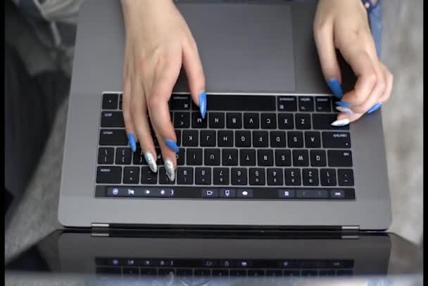 女性ブルーで爪のラップトップ上の印刷文字 — ストック動画