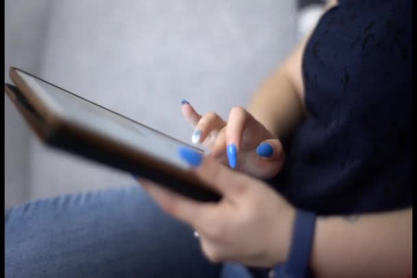 Жінка використовує планшетний комп'ютер онлайн покупки працюють з дому — стокове відео