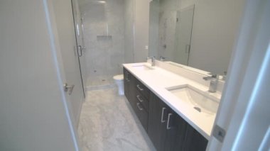 Küçük Modern banyo pistine düşürücü. Yeni modern bir banyo en yüksek üzerinde atış düşürür