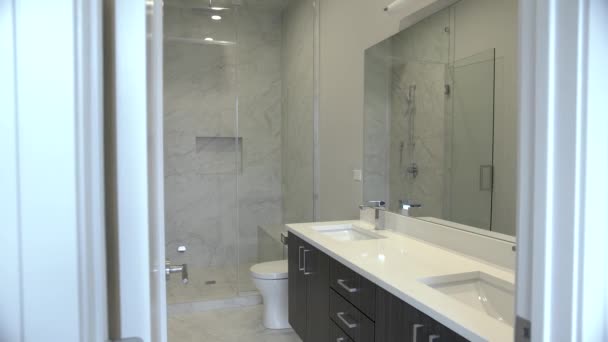 Невеликий сучасна ванна кімната зниження до підлоги. постріл знижує на нові сучасні ванні кімнати з високою — стокове відео