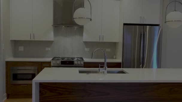 Современная роскошная кухня, внутренняя прогулка, устойчивая камера, минималистичный дизайн — стоковое видео