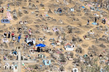 On the Day of the Dead in Peru, people go to visit their relatives. This is the largest cemetery in the world, where there are tombstones on the hills, and people go to visit them.