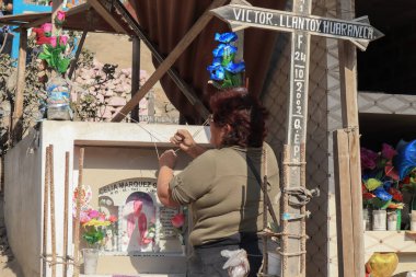 On the Day of the Dead in Peru, people go to visit their relatives. This is the largest cemetery in the world, where there are tombstones on the hills, and people go to visit them.