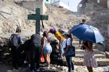 On Good Friday, people go up San Cristobal Hill and as they climb, they pass by crosses to which they stick stones to make a wish until they reach the top of the large, white cross.