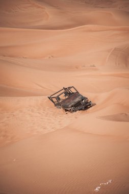 Kayıp bir arabayla çölde kum tepesi..