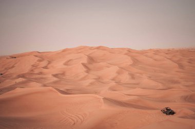 Kayıp bir arabayla çölde kum tepesi..