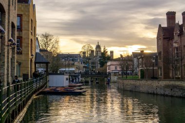 Cambridge, İngiltere - 28 Ocak 2024: The River Cam Cambridge 'deki Magdalene Köprüsü' ne doğru bakıyor
