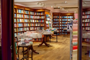 Saffron Walden, Essex, İngiltere - 25 Ocak 2024: Hedef kitabevi girişinden çekilen bir kitapçının içi