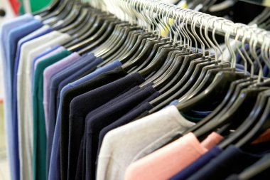 Elbise askıları deposunda. Farklı renk.