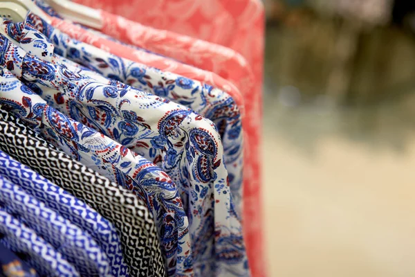 Elbise askıları deposunda. Farklı renk.