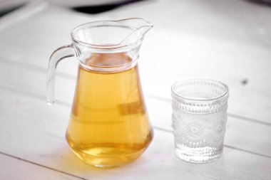 Beyaz bir arka plan üzerinde suyu sürahi