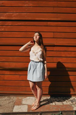 Arkadaşlar genç kız birlikte sarılmak mutlu en iyi