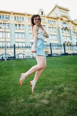 Çim Bisiklet yanında oturan ve bir dinlenme pretty genç kız