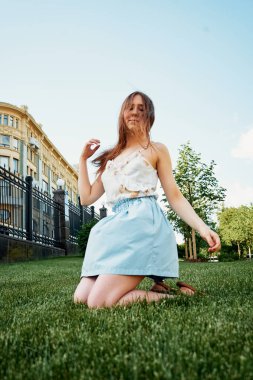 Çim Bisiklet yanında oturan ve bir dinlenme pretty genç kız