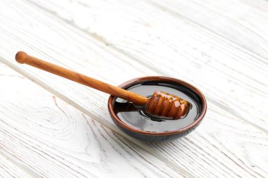 Beyaz ahşap tahta üzerinde tatlım